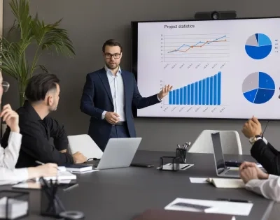 Comparación entre Marketing y Negocios Internacionales vs Administración de Empresas en entorno empresarial con análisis de datos y toma de decisiones