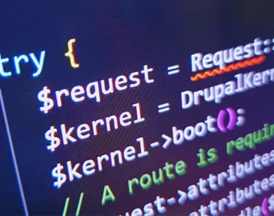 Primer plano de líneas de código fuente en un editor, representando la implementación técnica con algunos de los lenguajes de programación más usados por desarrolladores a nivel global.
