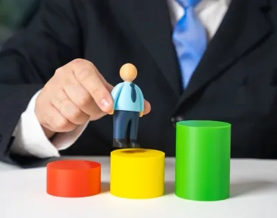 Ejecutivo impulsando el crecimiento profesional, clave en la Gerencia del Talento Humano.
