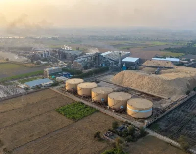 Vista aérea de una planta de producción e infraestructura de ingeniería optimizada mediante simulación en el programa de ingeniería virtual.