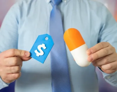 Etiqueta de precio y medicamento, representando la Gestión Pública eficiente en los servicios de salud.