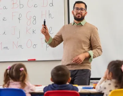 docente enseñando a niños (1) (2).png