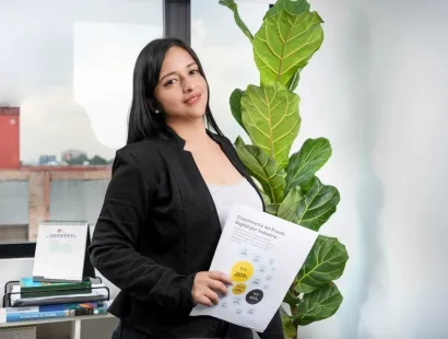Estudiante de administración de finanzas con papeles de la iberoamericana