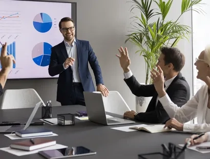 Ejecutivos-empresariales-reunidos