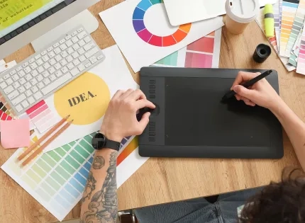 mercadeo y publicidad virtual Diseñador creando contenido visual para con tableta digital.