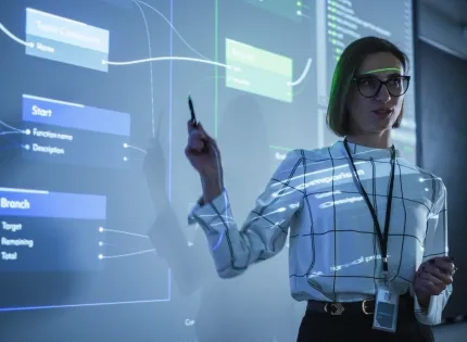 Profesional presentando un diagrama de flujo digital en una sala de reuniones, representando la planificación estratégica y el análisis de datos cruciales en las ciencias empresariales y los negocios.