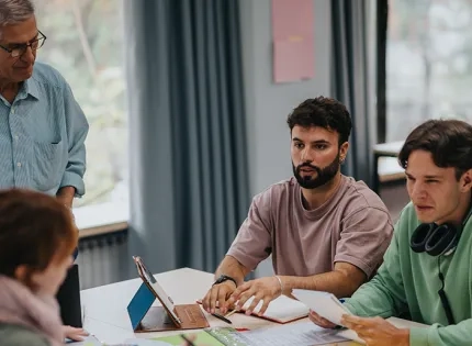 Grupos-de-jóvenes-estudiando