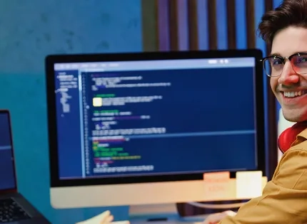 Ingeniero-de-software-trabajando-en programación