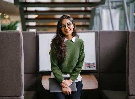 Estudiante de maestría en administración de empresas en ambiente académico moderno
