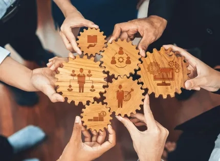 Equipo de profesionales colaborando con engranajes simbólicos que ilustran la conexión entre innovación, liderazgo y tecnologías emergentes.