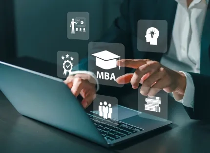 Profesional enfocada en su laptop y planificación estratégica, impulsando su crecimiento profesional con el MBA Presencial Ibero