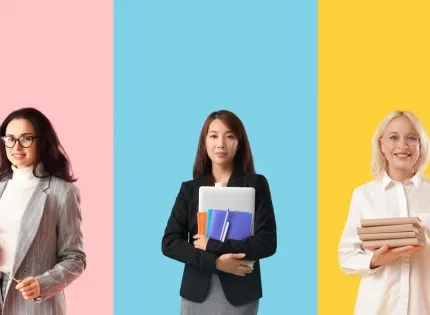 Futuros docentes de lengua castellana colaborando en una sesión virtual o híbrida de la Licenciatura, usando tecnología para el aprendizaje.