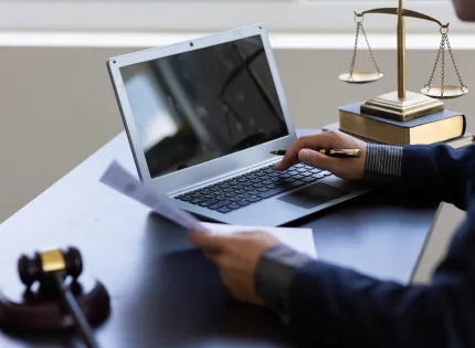 Herramientas digitales y legales para estudiar derecho en el programa de derecho virtual.