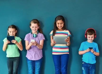 Niños participando en actividades de Infancia y adolescencia para la especialización virtual.