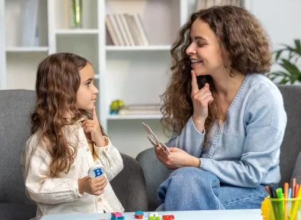 Sesión de Intervención en TEA y TDAH en el programa de Fonoaudiología virtual.