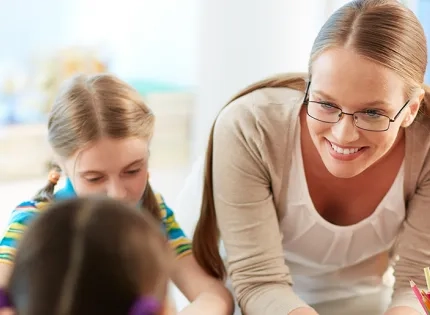 Educadora-especial-ensenando-ibero