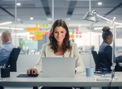 Estudiantes de Administración de Empresas analizando estrategias de Desarrollo organizacional para el impacto corporativo.