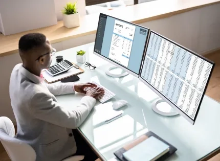 Contador analizando facturas electrónicas como parte de la transformación digital en contaduría.