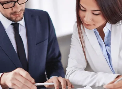 Contadora-y-Contador-Publico-revisando-documentos-financieros-ibero