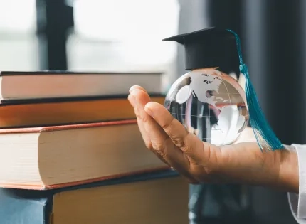 Mano sosteniendo un globo terráqueo con birrete simbolizando el impacto global del postgrado en educación y la mejora del salario docente en el escalafón nacional.