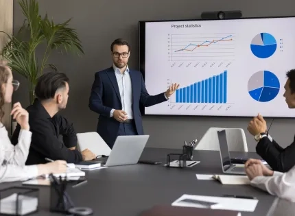 Comparación entre Marketing y Negocios Internacionales vs Administración de Empresas en entorno empresarial con análisis de datos y toma de decisiones