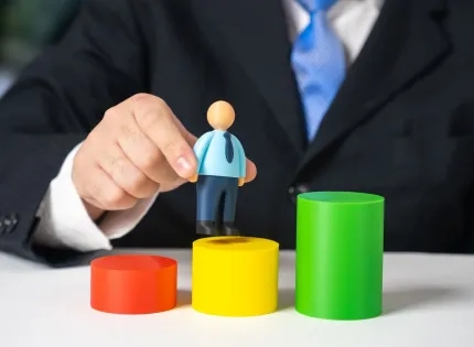 Ejecutivo impulsando el crecimiento profesional, clave en la Gerencia del Talento Humano.