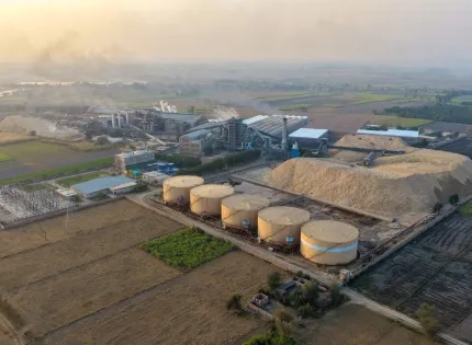 Vista aérea de una planta de producción e infraestructura de ingeniería optimizada mediante simulación en el programa de ingeniería virtual.