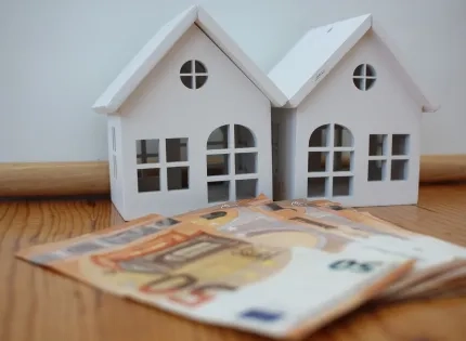 Casas a escala y dinero para el cálculo de activos en la declaración de renta