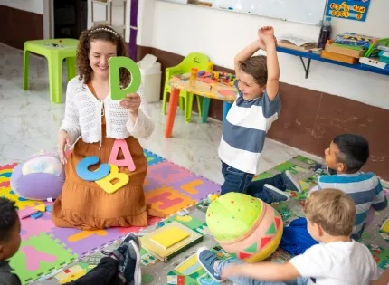 Profesora enseñando el abecedario a niños para prevenir dificultades de aprendizaje