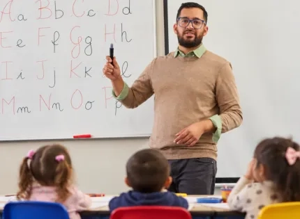 docente enseñando a niños (1) (2).png