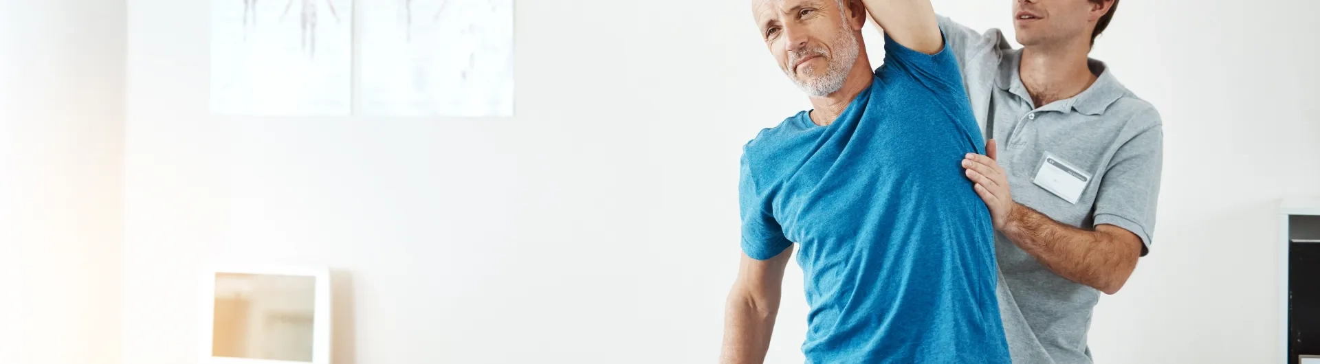 Fisioterapeuta profesional en terapia con paciente.