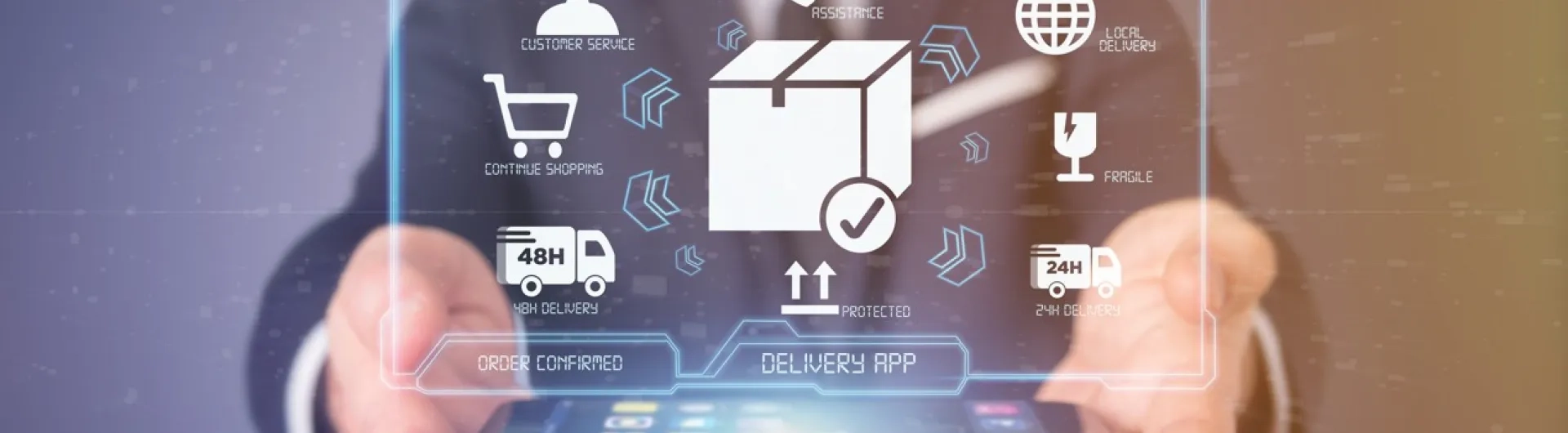 Persona sosteniendo un tablet con una interfaz holográfica que muestra íconos de paquetes y transporte, simbolizando la digitalización y tecnología en la gestión de procesos logísticos y las redes de valor.
