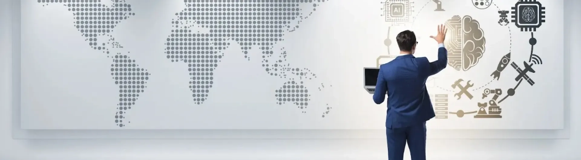 Profesional egresado de la especialización en inteligencia de negocios analizando un mapa de datos mundial con iconos de tecnología.