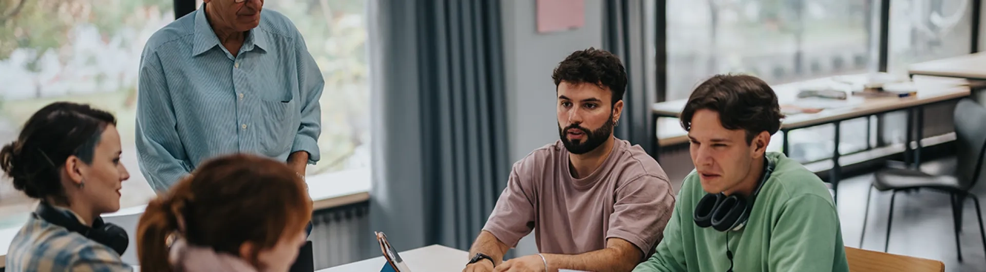 Grupos-de-jóvenes-estudiando