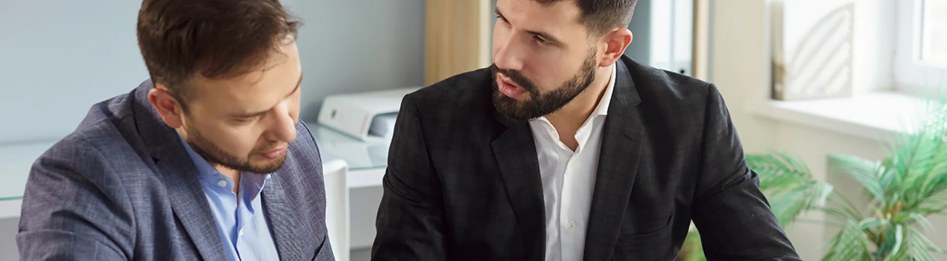 Par-de-abogados-conversando-sobre-unos-documentos