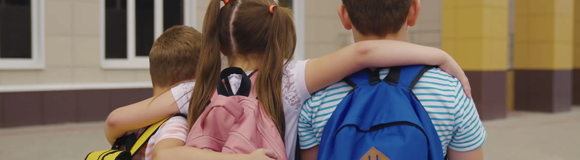 Niños caminando juntos hacia el colegio, símbolo del acompañamiento y las estrategias para el desarrollo integral en la infancia.