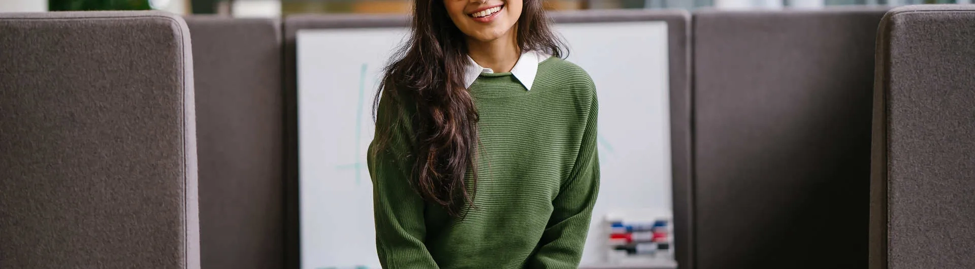 Estudiante de maestría en administración de empresas en ambiente académico moderno