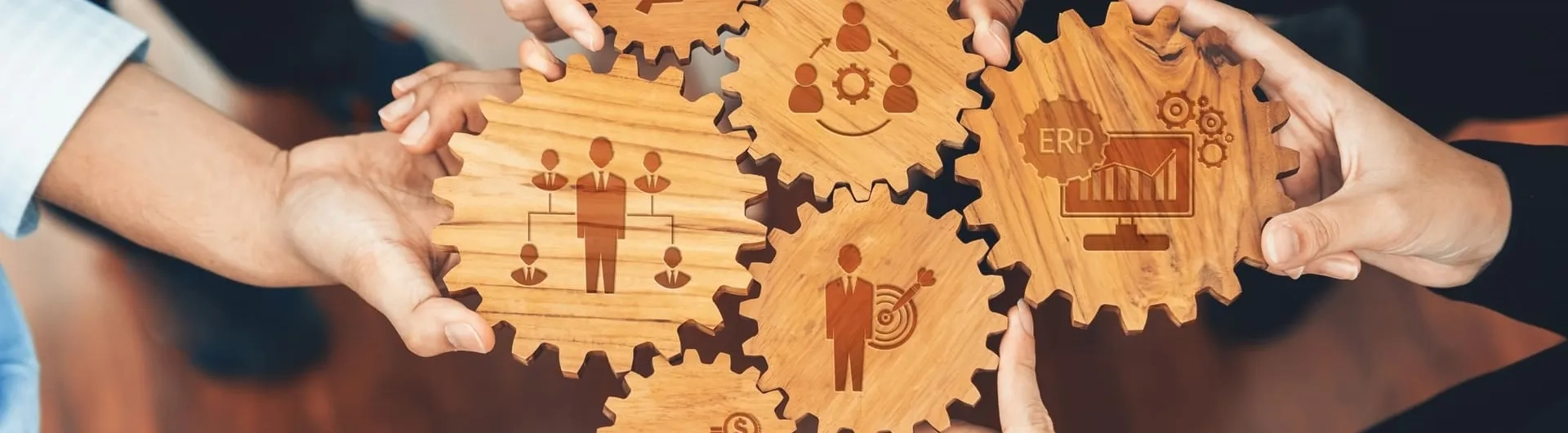 Equipo de profesionales colaborando con engranajes simbólicos que ilustran la conexión entre innovación, liderazgo y tecnologías emergentes.