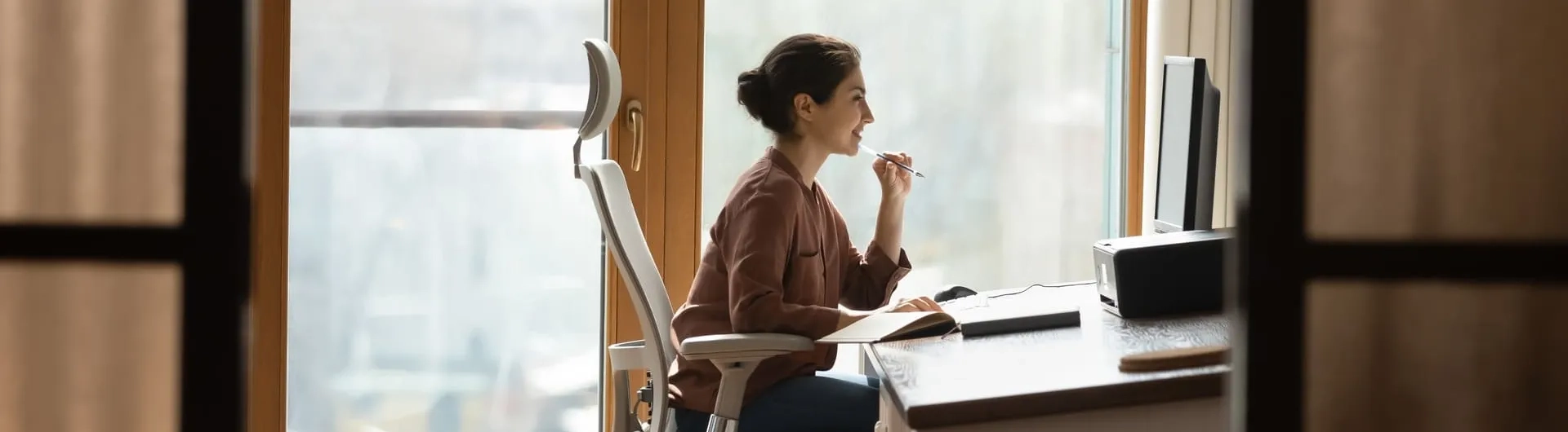 Trabajadora en entorno ergonómico que fomenta la seguridad y salud en el trabajo mediante una correcta postura y diseño digital adaptado.