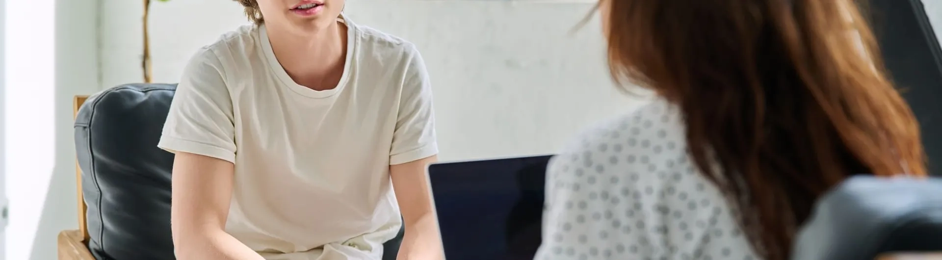 Estudiante de psicología realizando una sesión de terapia individual, fortaleciendo habilidades clínicas y de acompañamiento emocional.