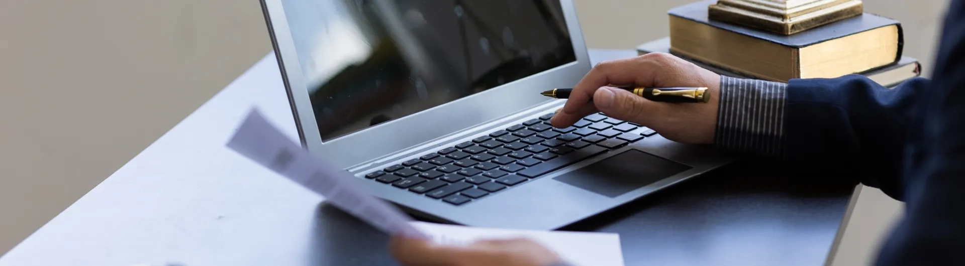 Herramientas digitales y legales para estudiar derecho en el programa de derecho virtual.