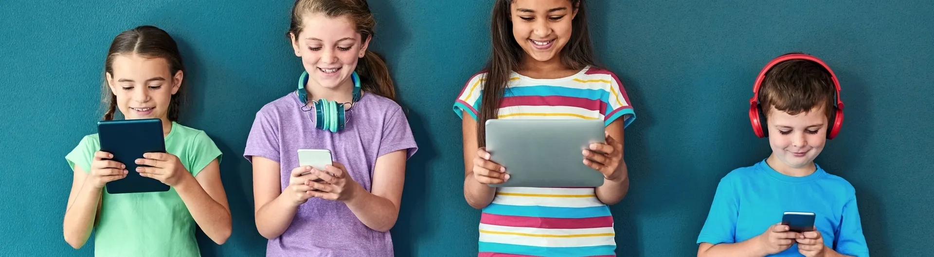 Niños participando en actividades de Infancia y adolescencia para la especialización virtual.