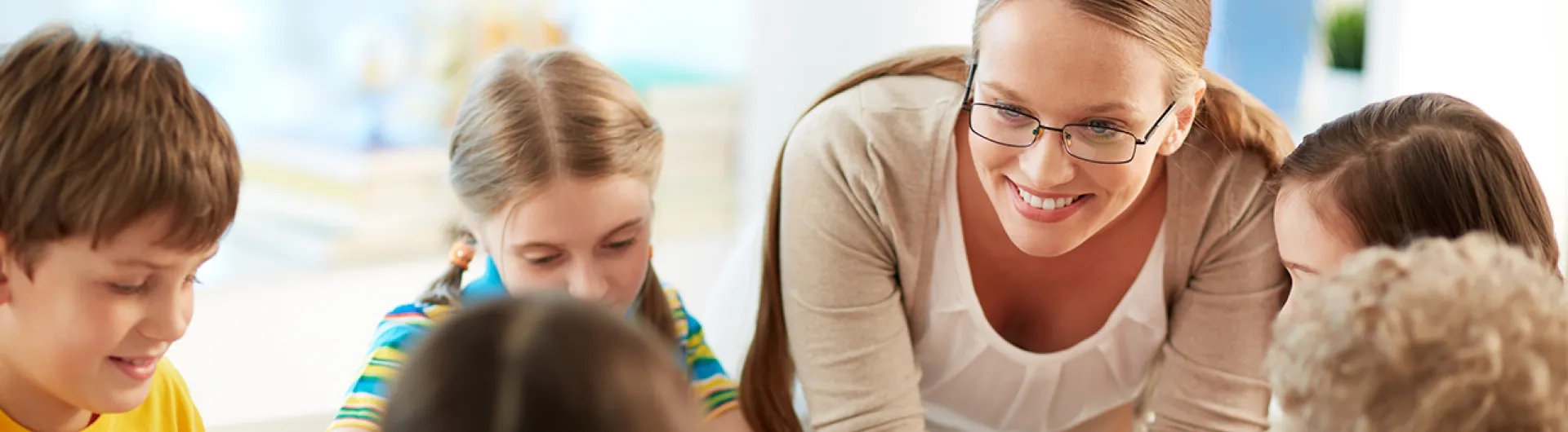 Educadora-especial-ensenando-ibero