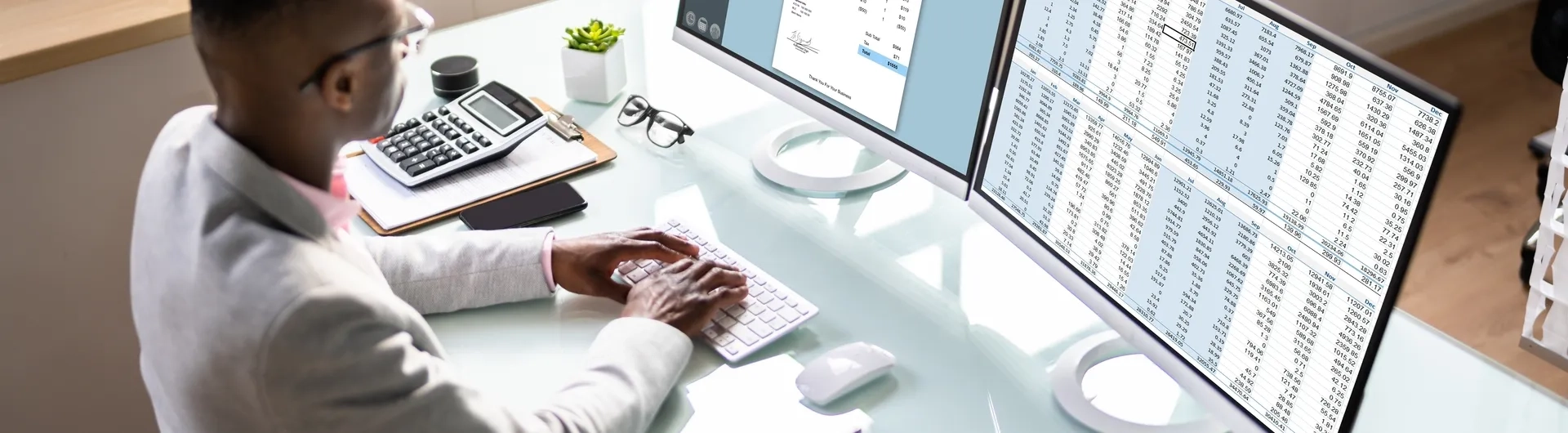 Contador analizando facturas electrónicas como parte de la transformación digital en contaduría.