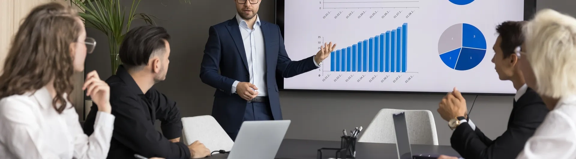 Comparación entre Marketing y Negocios Internacionales vs Administración de Empresas en entorno empresarial con análisis de datos y toma de decisiones