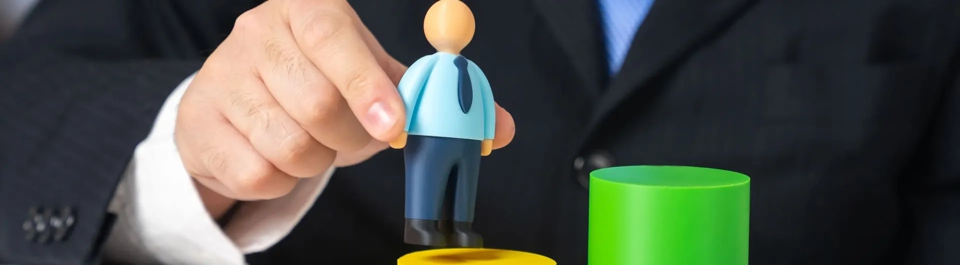 Ejecutivo impulsando el crecimiento profesional, clave en la Gerencia del Talento Humano.