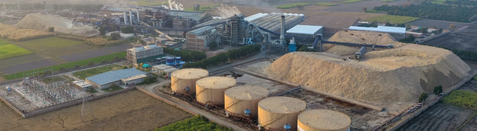 Vista aérea de una planta de producción e infraestructura de ingeniería optimizada mediante simulación en el programa de ingeniería virtual.