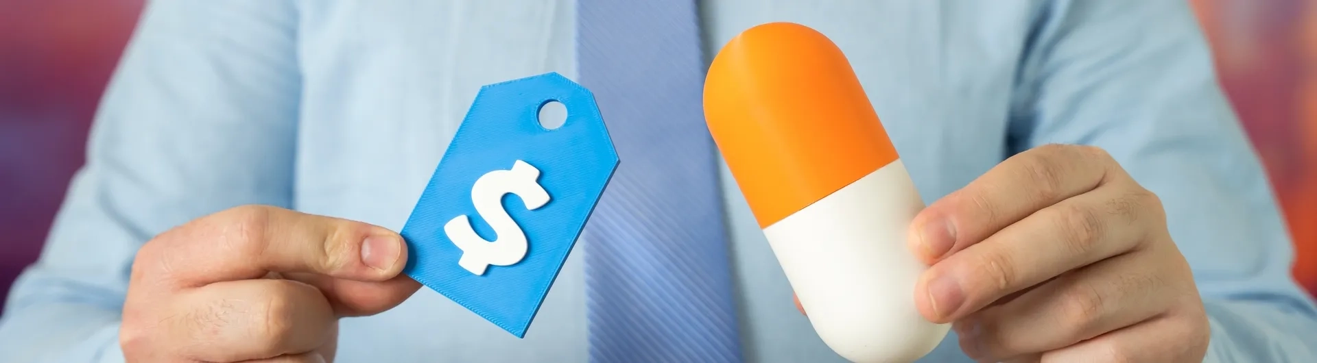 Etiqueta de precio y medicamento, representando la Gestión Pública eficiente en los servicios de salud.
