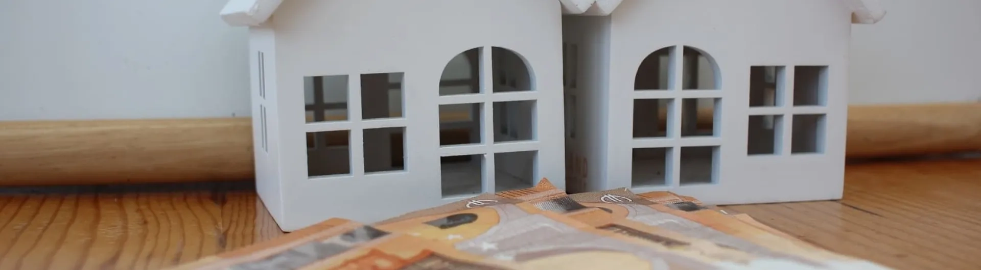 Casas a escala y dinero para el cálculo de activos en la declaración de renta