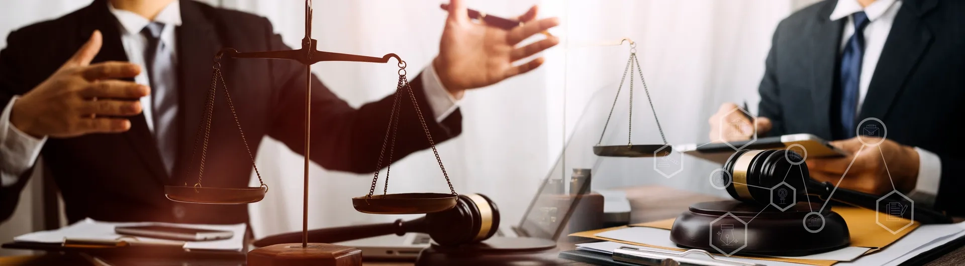 Asesores legales con balanza de la justicia y mazo durante un proceso judicial en el programa de Derecho